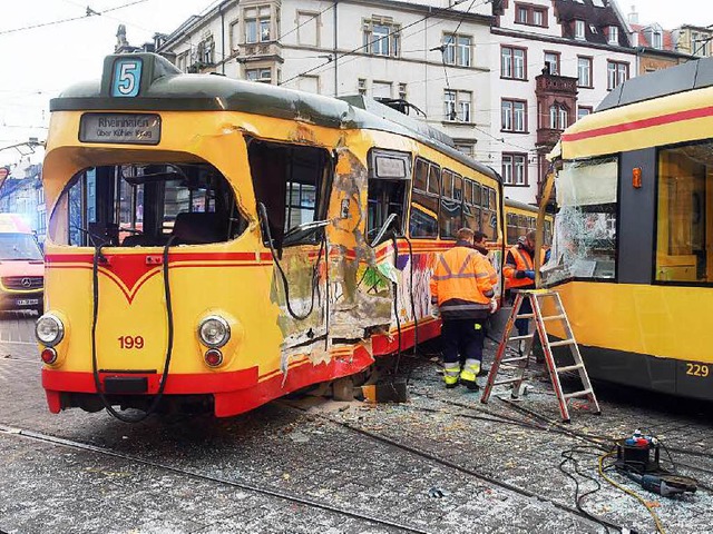 Zwlf Verletzte nach Straenbahn-Kollision in der Innenstadt von Karlsruhe.  | Foto: dpa