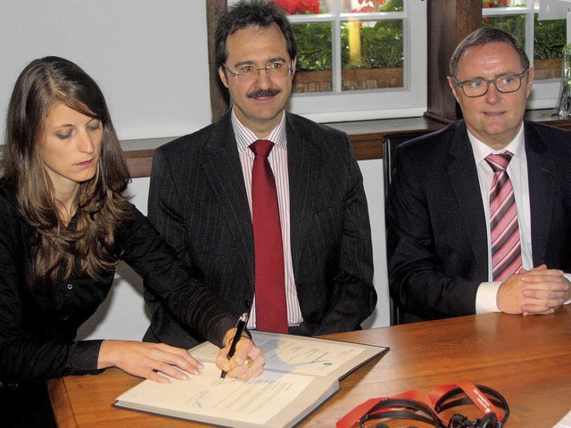 Projektleiterin Heike Kramer,  Brgerm...heim-Zell) unterzeichnen den Vertrag.   | Foto: Fabry