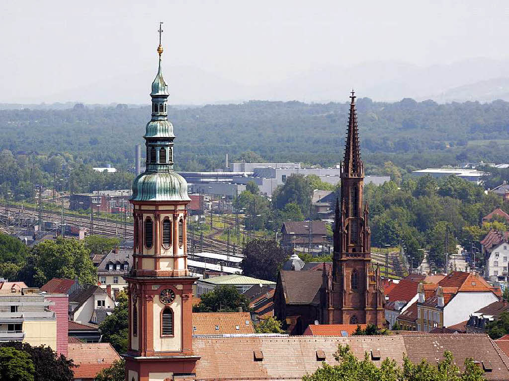 Die katholische Mutterkirche Heilig Kreuz (links) steht frs jahrhundertelang erzkatholische Offenburg. Erst 1864 wurde die evangelische Stadtkirche  im neogotischen Stil fertig. 