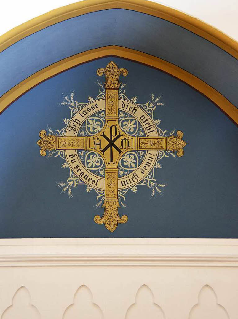 Dieses Kreuz im Konfirmandensaal mit schnem Bibelspruch in Luther-Deutsch wurde von der bermalung befreit und restauriert.