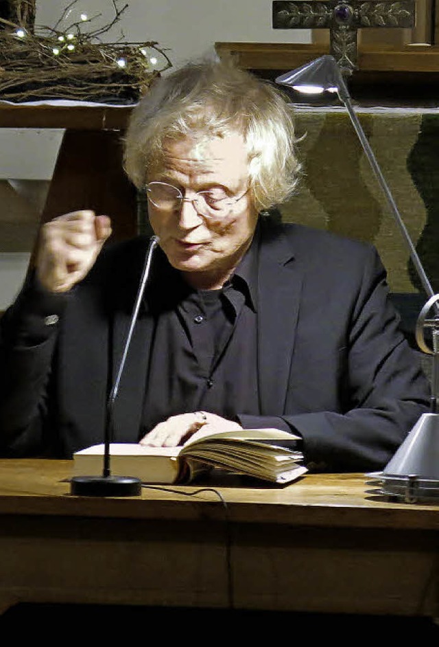 Tilman Rhrig bei seiner Lesung in der Mundinger St. Barbarakirche  | Foto: Georg Vo