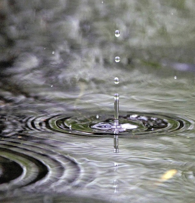 Damit das Regenwasser weiter gut abfliet, werden die Kanle saniert.  | Foto: DPA