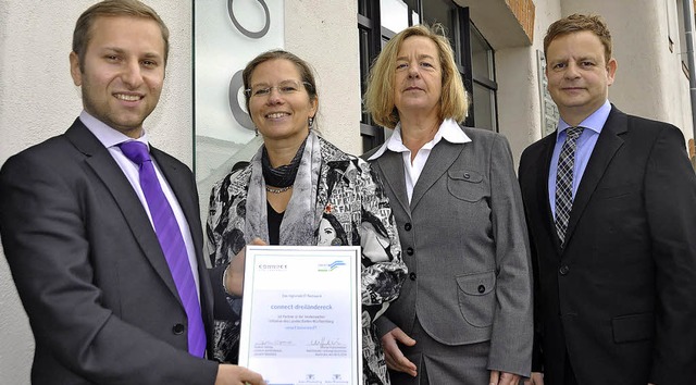 Gennadi Schermann berreicht Diana St...exander Maas (von links) die Urkunde.   | Foto: Daniel Gramesapcher