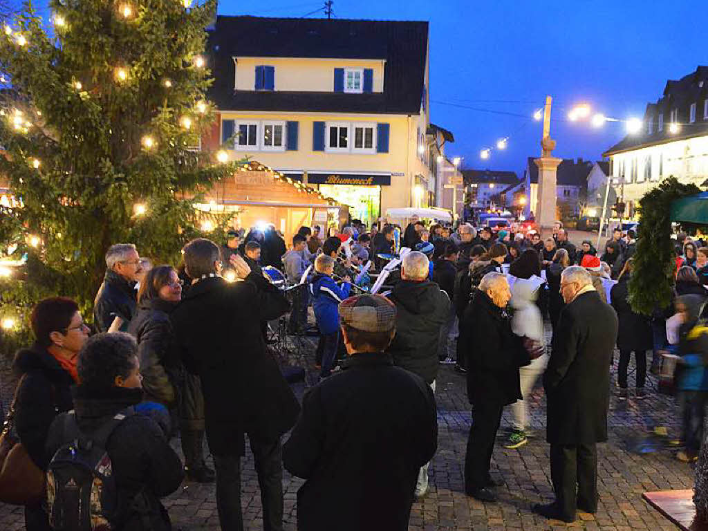 Impressionen von der Erffnung des 39. Weihnachtsmarkts auf dem Lindenplatz in Altweil