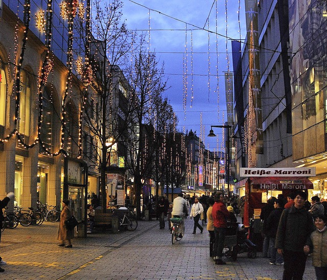 Seit gestern Abend leuchtet wieder der Himmel ber der City.   | Foto: Ruda