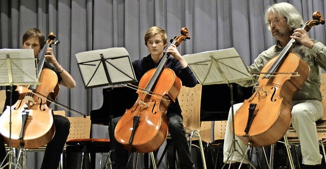 Das Cello-Trio, bestehend aus Robin Wo...mas Himmler begeisterte das Publikum.   | Foto: Sarah Nltner