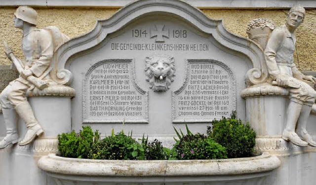 Das Kriegerdenkmal am alten Schulhaus in Kleinkems entstand  im Jahr 1923.   | Foto: Bruno Rabus