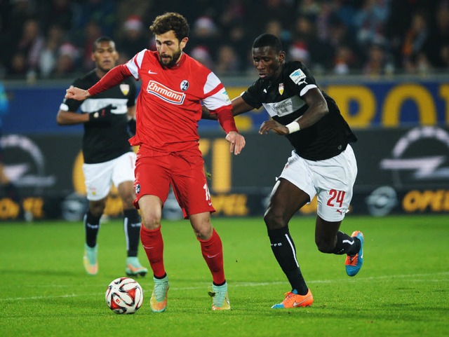 Admir Mehmedi spielt stark auf und entkommt hier seinem Gegenspieler Rdiger.  | Foto: dpa