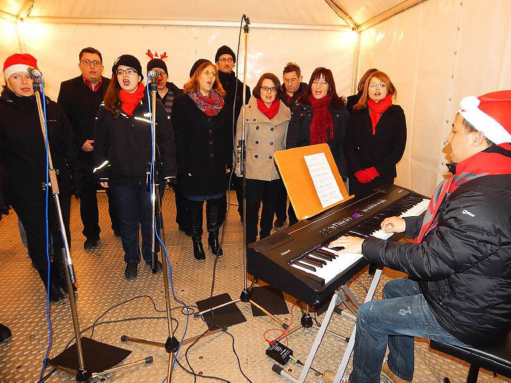 Mit einem stimmungsvollen Melodienreigen erfreute der Gospelchor St. Josef am Freitagabend die Besucher des Rheinfelder Weihnachtsmarktes.