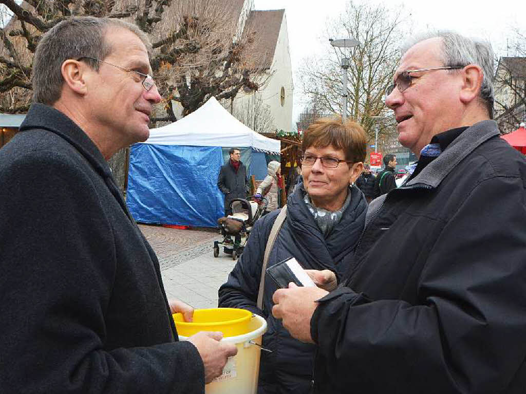 Wiedersehen auf dem Weihnachtsmarkt: OB Klaus Eberhardt und Neuruhestndler Klaus Steinegger aus dem Hauptamt.