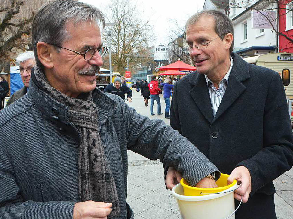 Auch Jochen Rsner langt tief in den Loseimer, den ihm OB Klaus Eberhardt zugunsten von „Hilfe zum Helfen“ reicht.