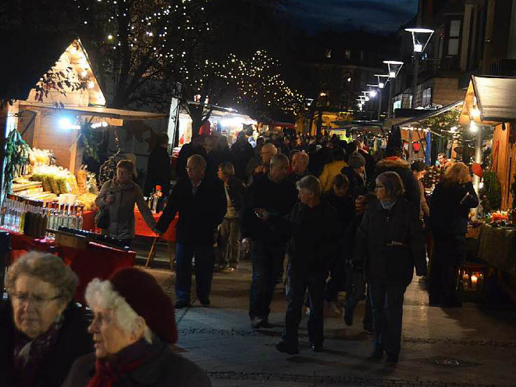 Der Weihnachtsmarkt in der Fugngerzone bietet ein buntes Bild und reichlich zum Essen und Trinken