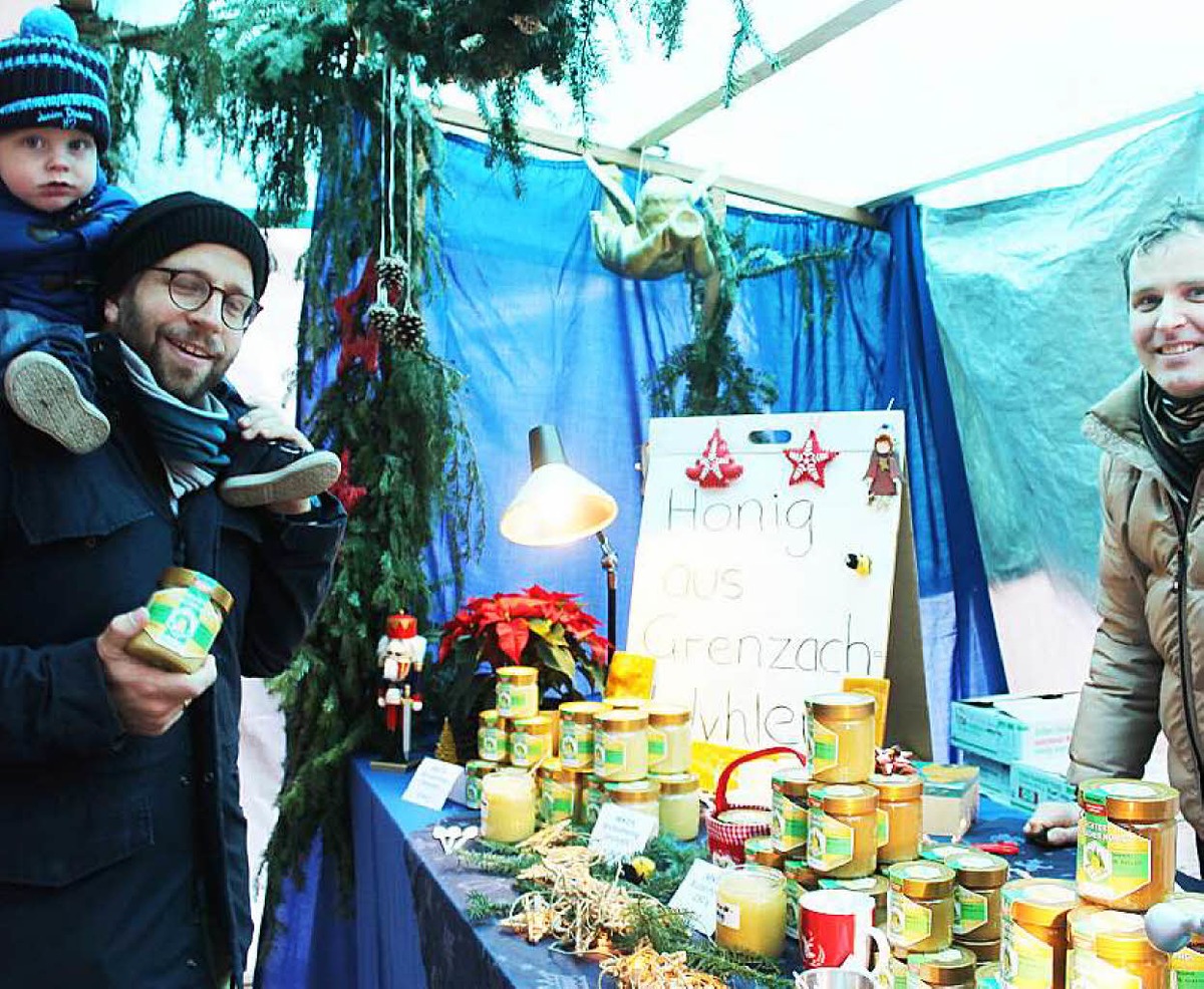 Kunsthandwerk undSelbstgemachtes gab es auf dem Grenzacher Brenfelsschulhof zu entdecken. Die meisten Artikel steuern soziale Organisationen und Vereine bei, der Erls des Weihnachtsmarkts kommt grtenteils caritativen Zwecken der Gemeinde zu. 