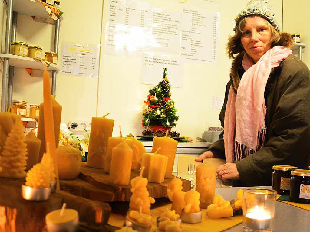 Der Weihnachtsmarkt in der Fugngerzone bietet ein buntes Bild und reichlich zum Essen und Trinken