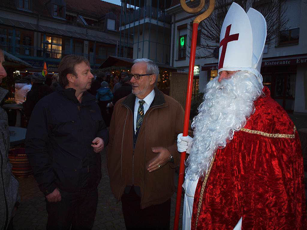 Herbolzheim: HuG-Vorsitzender Eble, Brgermeister Schilling und der Nikolaus als Schirmherren des Weihnachtsmarktes.