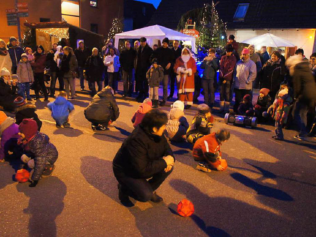 Weihnachtsmarkt in Rheinhausen: Kindergarten und Schulchor sangen mitten auf dem Weihnachtsmarkt, der von Vereinen, Geschftsleuten und Privatpersonen fr einen Abend stimmungsvoll gestaltet war.