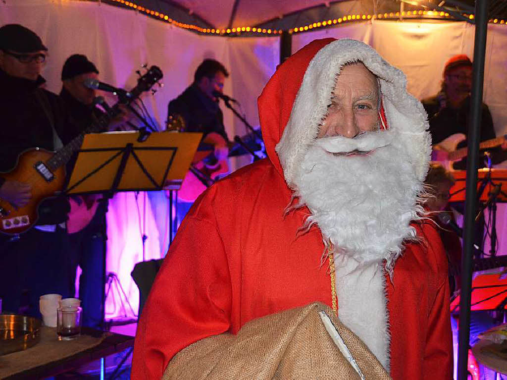 Die Gruppe „Saitenwind“ spielt seit einigen Jahren auf dem Rheinhausener Weihnachtsmarkt. Der Nikolaus war immer schon dabei.