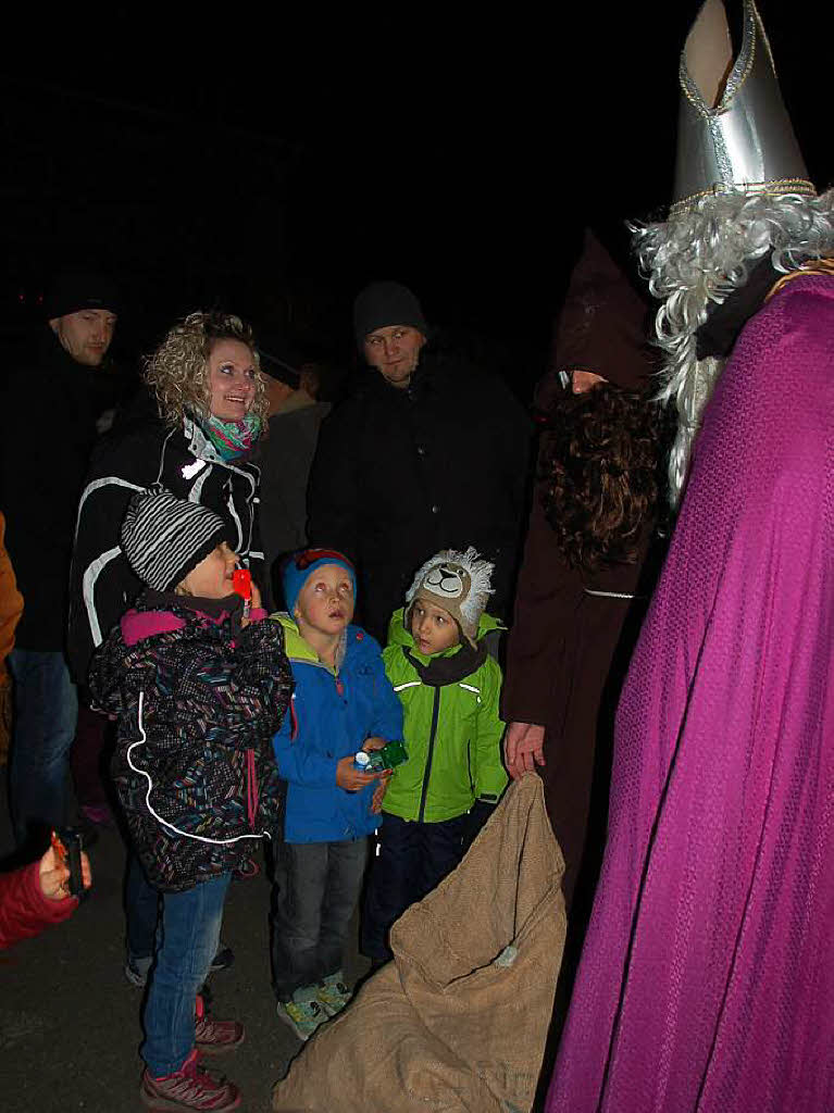 Der Hl. Nikolaus und Knecht Ruprecht erfreuten die Kinder mit Gaben des HGV.