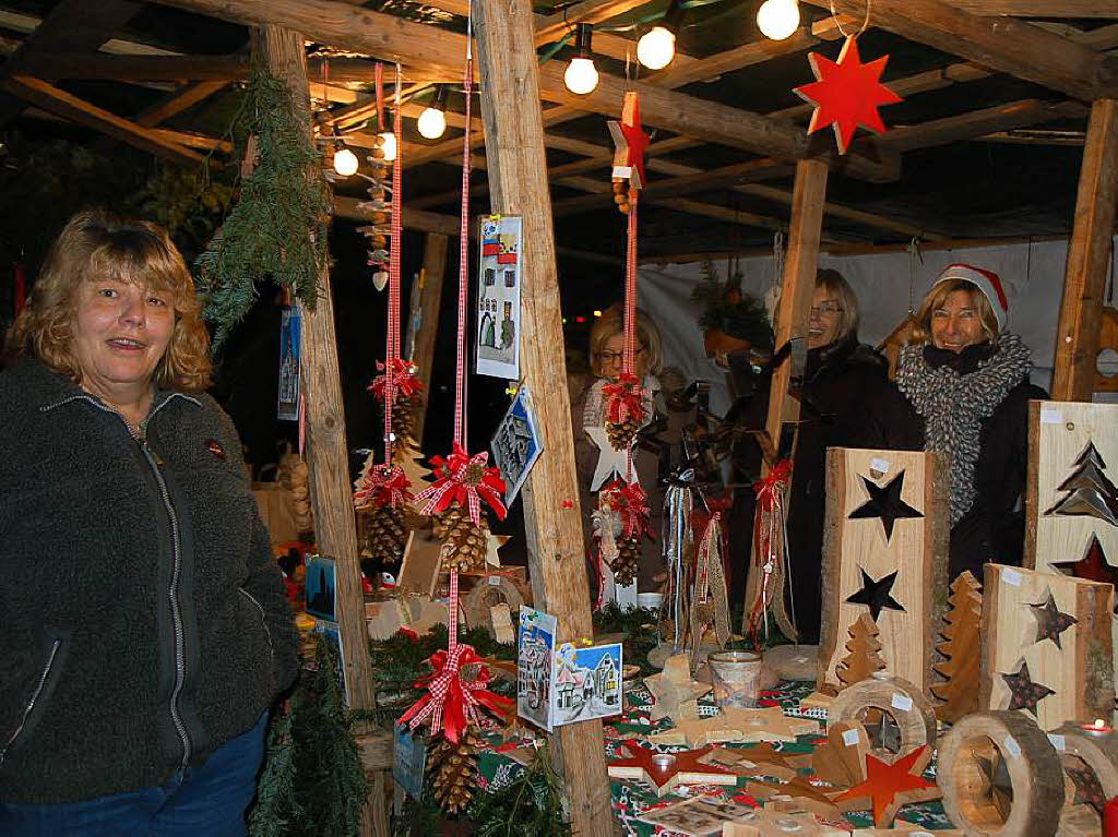 Das Offene Brgerforum Sthlingen lockte mit weihnachtlichen Holzarbeiten und bunten Kartenunikaten.
