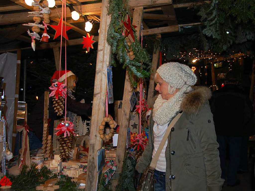 Das Offene Brgerforum Sthlingen lockte mit weihnachtlichen Holzarbeiten und bunten Kartenunikaten.