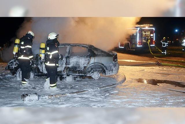 Auto brennt in der Nacht