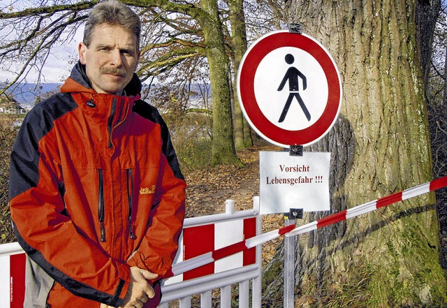 Stadtgrtnermeister Bernd Kramm steht ...gefahr bei den  Pappeln gesperrt ist.   | Foto: Gerard