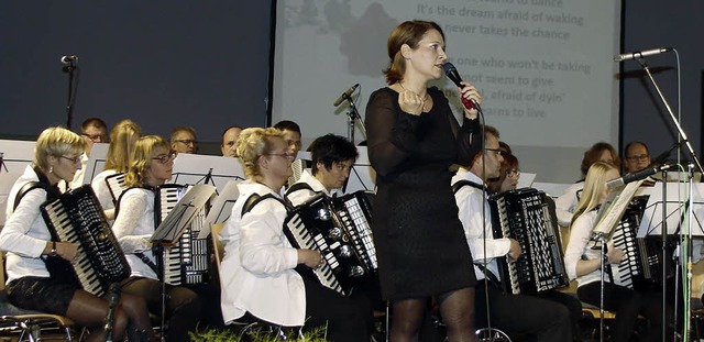 Als  Gesangssolistin berzeugte Alexan...beim Konzert- und Unterhaltungsabend.   | Foto: heidi fssel