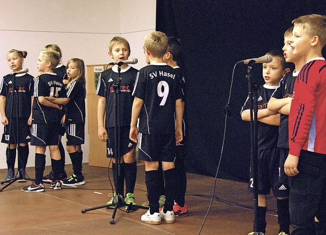 Fuballchor, Aerobic, Schwarzlicht-Jon...ie Jahresfeier des SV Hasel war bunt.   | Foto: Steinfelder