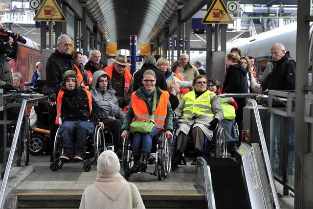 Behinderte und Nichtbehinderte protestierten für Barrierefreiheit am Hauptbahnhof Freiburg