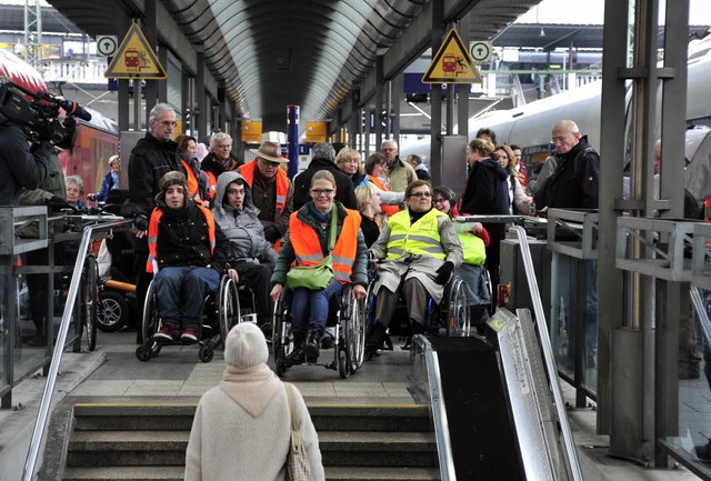 Ende der Mobilitt: Rollstuhlfahrer m...ans Ende des Bahnsteigs zum Fahrstuhl.  | Foto: Thomas Kunz