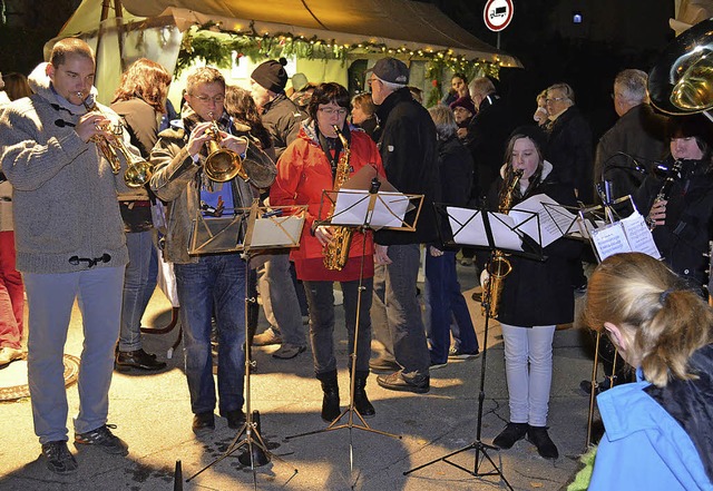 Der Tumringer Weihnachtsmarkt ist ein Treffpunkt.   | Foto: Wieschenkmper