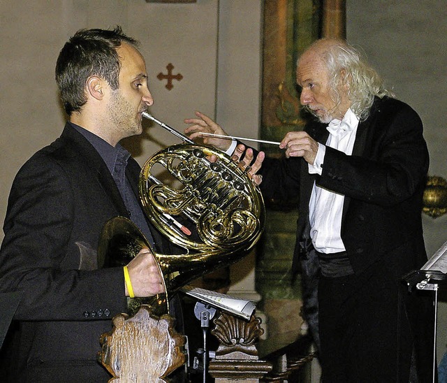 Dirigent Christian Sade holte beim Hor...  Jrgen Michna als Solist nach vorne.  | Foto: Ernst Hubert Bilke