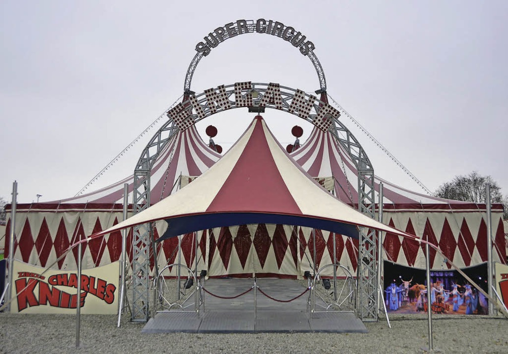 Das Zelt steht auf dem Messeplatz. Am ...der Offenburger Weihnachtscircus los.   | Foto: rab