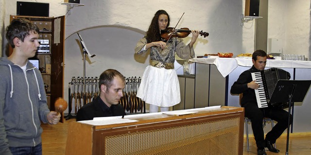 Schlerinnen und Schler des Clara Sch...selbst komponierten Musikstcken mit.   | Foto: Heidi Fssel