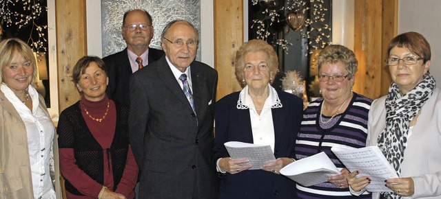 Gabriele Schuble und Ursula Bhler da...ie geleistete Arbeit fr den Verein.    | Foto: reinhard herbrig