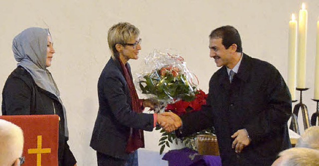 Zeichen der Verbundenheit: Imam Adnan ...Friedlingern zu dem neuen Gotteshaus.   | Foto: SENF