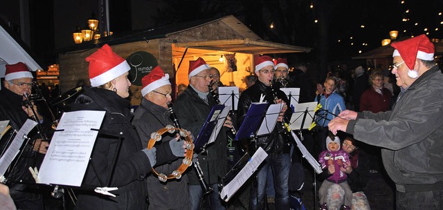 Der Eisenbahner-Musikverein spielte Weihnachtslieder  zum Mitsingen.   | Foto: Fillisch (3), Sedlak