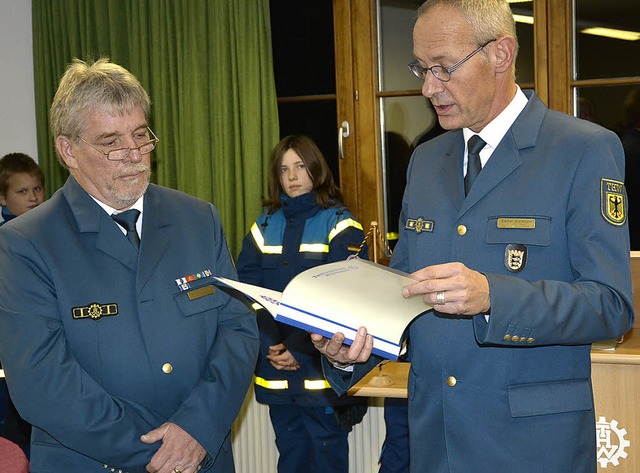 Wechsel an der THW-Spitze: Landesbeauf...rte Gerhard Trndlin in sein Amt ein.   | Foto: Heinz Vollmar