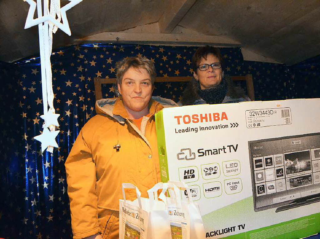 Glckliche Hauptgewinnern der BZ-Tombola: Christa Bauknecht aus Dossenbach zieht das groe Los mit einem Fernsehgert.