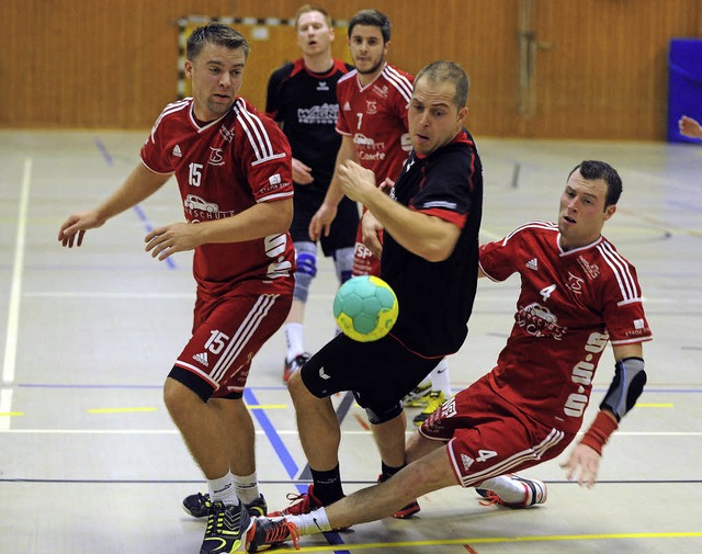 Der Ball ist weg und Daniel Winkelbein...inten Dirk Reiss) gegen TuS Ringsheim.  | Foto: Schn