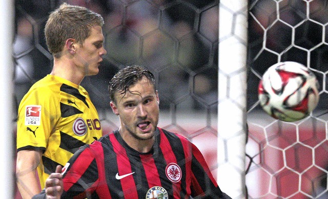 Der Frankfurter Haris Seferovic jubelt...grund der Dortmunder Matthias Ginter.   | Foto: dpa