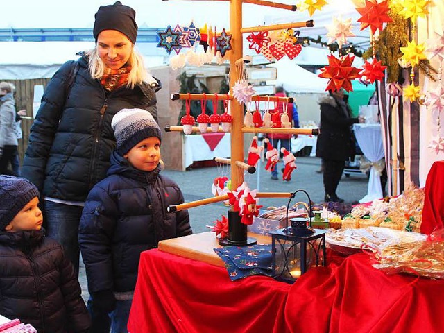 Bewundernde Blicke zog die Weihnachtsd...smarkt an einem Stand angeboten wurde.  | Foto: Mario Schneberg