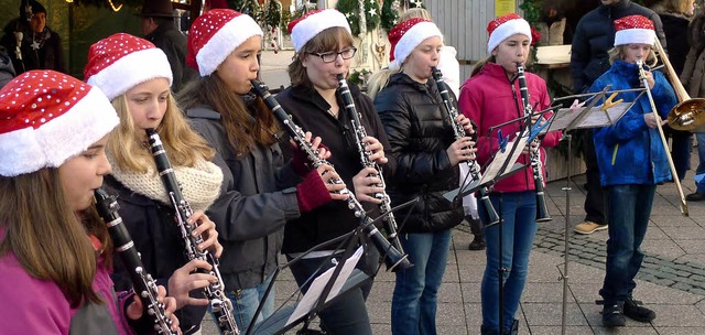Weihnachtslieder spielte der Nachwuchs...ee-Neustadt am Seemer Weihnachtsmarkt.  | Foto: akh