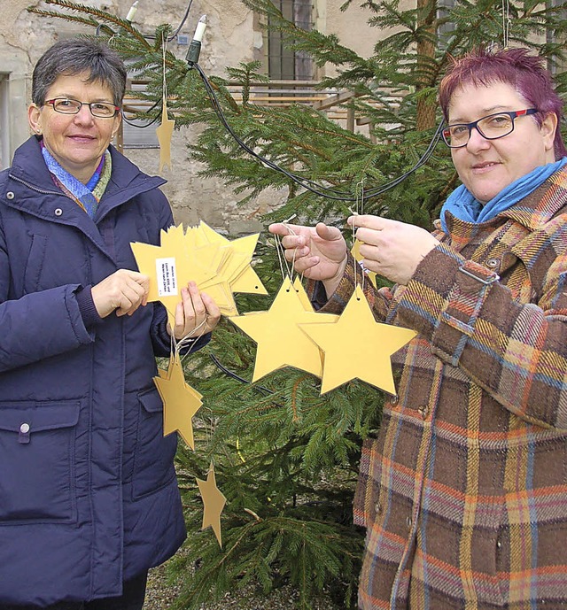 Die Stadtrtinnen Gabi Wrth (links) u...hlinger Kinderweihnachtswunsch&#8220;.  | Foto: Jutta Binner-Schwarz