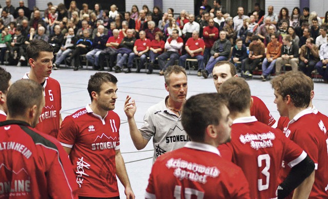 Coach Michael Schilling im Kreis seines Spieler beim Derby gegen Hofweier.   | Foto:  Udo Knster