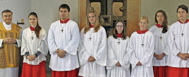 Pfarrer Ivan Hoyanic ehrte (von links)...r viele Jahre im Ministrantendienst.   | Foto: Cornelia Liebwein