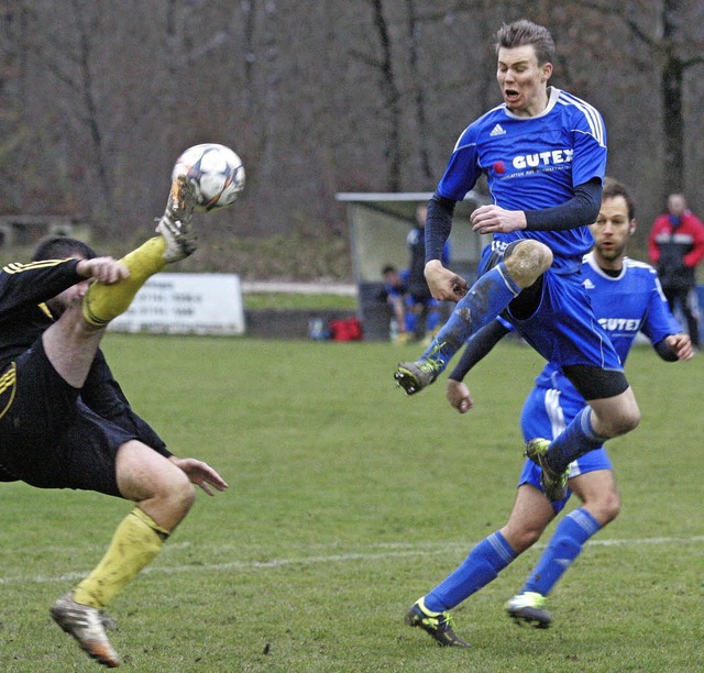 Sinnbildlich: Manuel Walter und Sebast...sele (Sthlingen) letztlich obenauf.    | Foto: Neubert