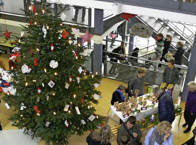 Festlich und bunt: Schler prsentiert...elerlei Selbstgemachtes im Schulfoyer.  | Foto: dieter fink