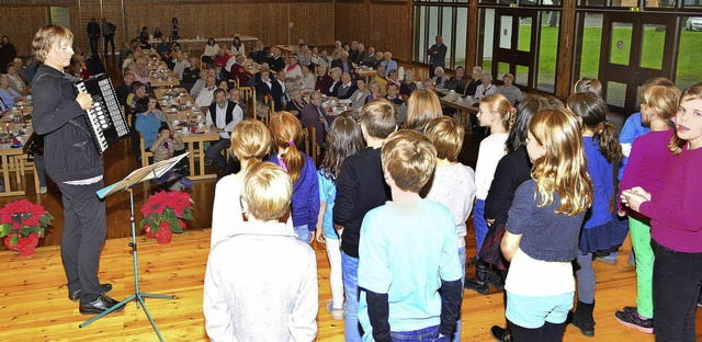 Kinder singen und spielen fr Senioren...er gut besuchten Elzhalle bestens an.   | Foto: Dieter ERggelet