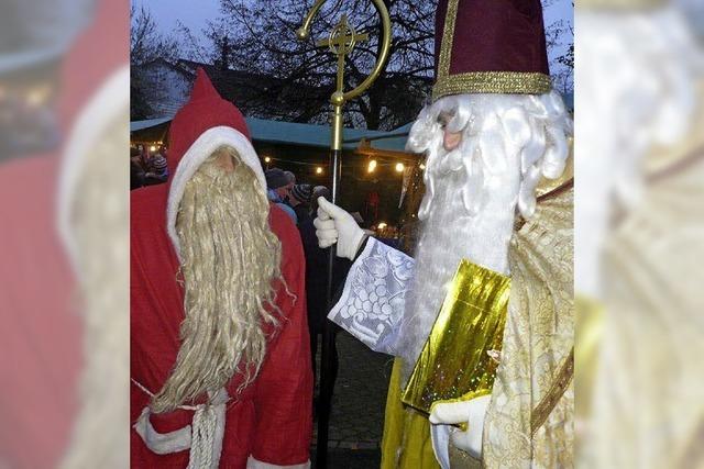 Der Glhwein wrmte, der Nikolaus beschenkte